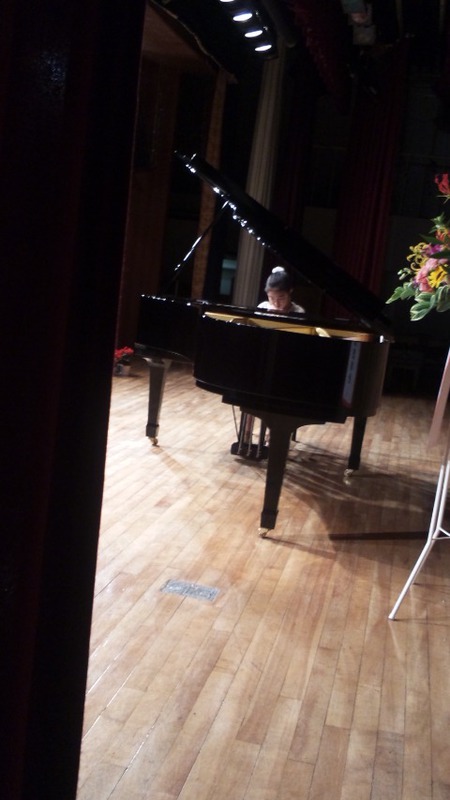 舞台裏から見たピアノ演奏