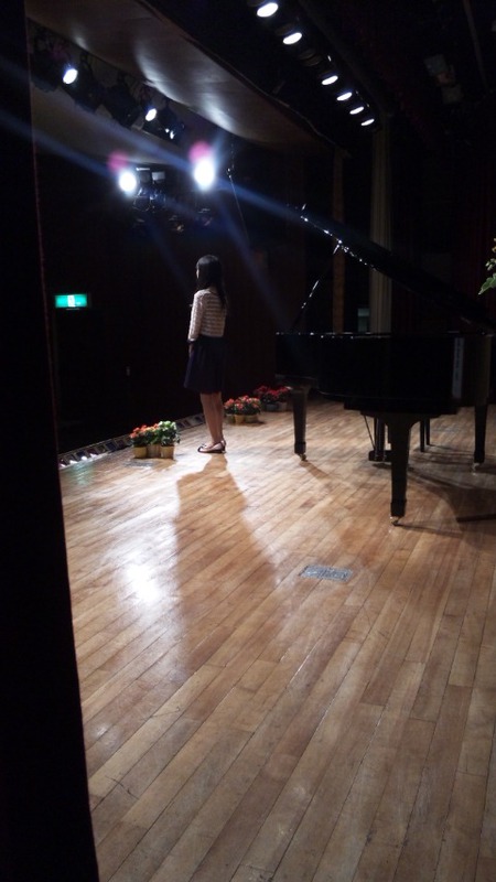 舞台裏から見たピアノ演奏